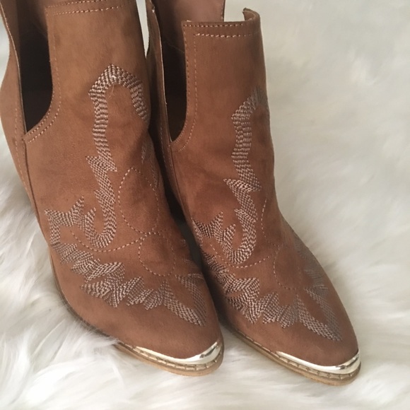 MI.IM Embroidered Gold Toe Bootie - Picture 3 of 8